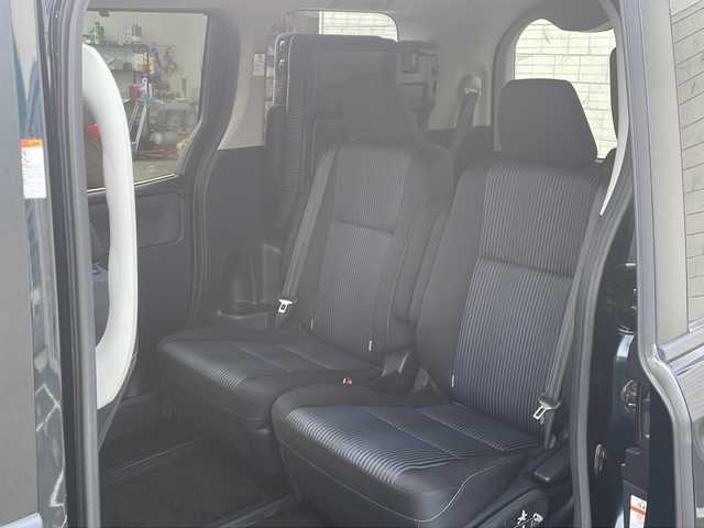 トヨタ ヴォクシー ZS 静岡県 2014(平26)年 4.1万km ブラッキッシュアゲハガラスフレーク 純正ナビ/地デジTV/純正CD/DVD/Bluetooth/バックカメラ/両側パワースライドドア/フリップダウンリアモニター/LEDヘッドライト/アイドリングストップ/純正16インチAW/オートライト/ビルトインETC