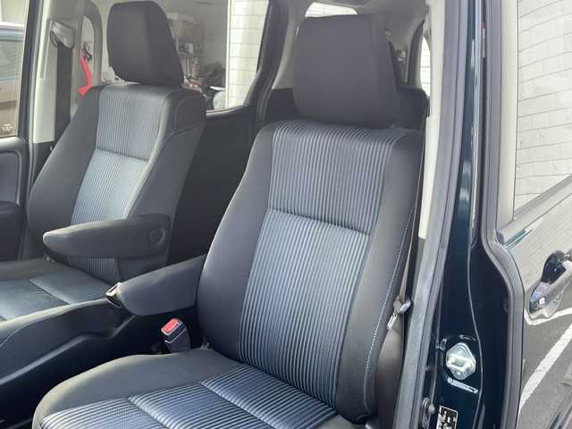 トヨタ ヴォクシー ZS 静岡県 2014(平26)年 4.1万km ブラッキッシュアゲハガラスフレーク 純正ナビ/地デジTV/純正CD/DVD/Bluetooth/バックカメラ/両側パワースライドドア/フリップダウンリアモニター/LEDヘッドライト/アイドリングストップ/純正16インチAW/オートライト/ビルトインETC