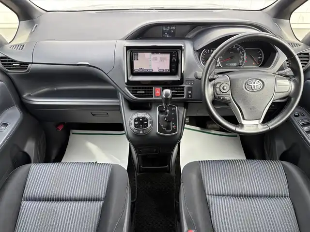 トヨタ ヴォクシー ZS 岩手県 2014(平26)年 4.1万km ブラッキッシュアゲハガラスフレーク 禁煙車/フリップダウンモニター/両側パワースライドドア/2列目サンシェード/純正ナビ/→フルセグTV/Bluetooth/CD/DVD/FM/AM/ステアリングスイッチ/オートライト/LEDヘッドライト/フォグライト/横滑り防止装置/〇プッシュスタート/〇電動格納ミラー/〇ウィンカーミラー/〇全席オートパワーウィンドウ/〇フロアマット/〇シガーソケット/〇スマートキー/ビルトインETC