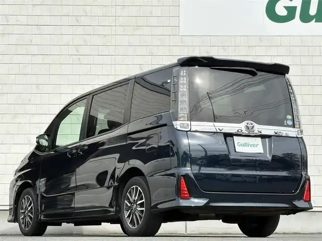 トヨタ ヴォクシー ZS 岩手県 2014(平26)年 4.1万km ブラッキッシュアゲハガラスフレーク 禁煙車/フリップダウンモニター/両側パワースライドドア/2列目サンシェード/純正ナビ/→フルセグTV/Bluetooth/CD/DVD/FM/AM/ステアリングスイッチ/オートライト/LEDヘッドライト/フォグライト/横滑り防止装置/〇プッシュスタート/〇電動格納ミラー/〇ウィンカーミラー/〇全席オートパワーウィンドウ/〇フロアマット/〇シガーソケット/〇スマートキー/ビルトインETC