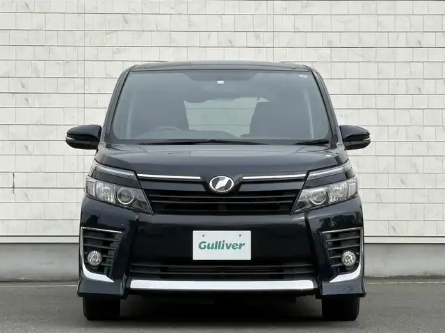 トヨタ ヴォクシー ZS 岩手県 2014(平26)年 4.1万km ブラッキッシュアゲハガラスフレーク 禁煙車/フリップダウンモニター/両側パワースライドドア/2列目サンシェード/純正ナビ/→フルセグTV/Bluetooth/CD/DVD/FM/AM/ステアリングスイッチ/オートライト/LEDヘッドライト/フォグライト/横滑り防止装置/〇プッシュスタート/〇電動格納ミラー/〇ウィンカーミラー/〇全席オートパワーウィンドウ/〇フロアマット/〇シガーソケット/〇スマートキー/ビルトインETC
