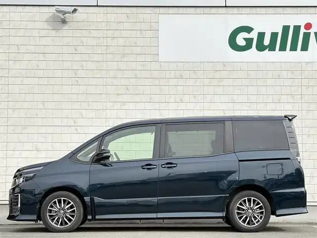 トヨタ ヴォクシー ZS 岩手県 2014(平26)年 4.1万km ブラッキッシュアゲハガラスフレーク 禁煙車/フリップダウンモニター/両側パワースライドドア/2列目サンシェード/純正ナビ/→フルセグTV/Bluetooth/CD/DVD/FM/AM/ステアリングスイッチ/オートライト/LEDヘッドライト/フォグライト/横滑り防止装置/〇プッシュスタート/〇電動格納ミラー/〇ウィンカーミラー/〇全席オートパワーウィンドウ/〇フロアマット/〇シガーソケット/〇スマートキー/ビルトインETC