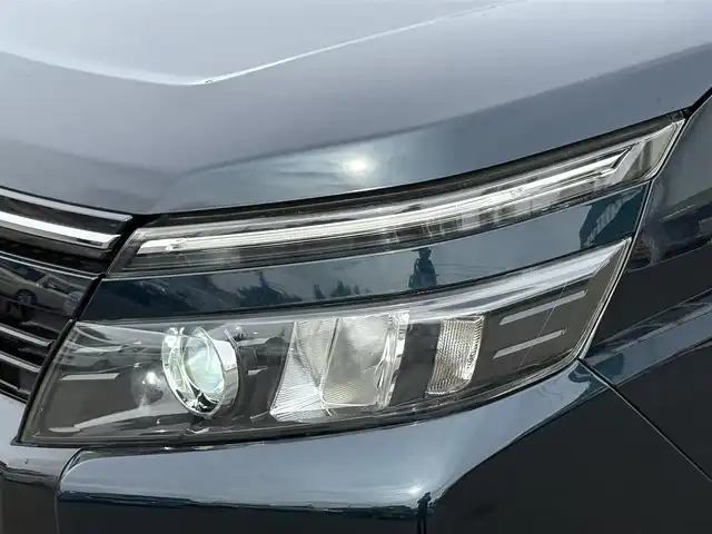 トヨタ ヴォクシー ZS 岩手県 2014(平26)年 4.1万km ブラッキッシュアゲハガラスフレーク 禁煙車/フリップダウンモニター/両側パワースライドドア/2列目サンシェード/純正ナビ/→フルセグTV/Bluetooth/CD/DVD/FM/AM/ステアリングスイッチ/オートライト/LEDヘッドライト/フォグライト/横滑り防止装置/〇プッシュスタート/〇電動格納ミラー/〇ウィンカーミラー/〇全席オートパワーウィンドウ/〇フロアマット/〇シガーソケット/〇スマートキー/ビルトインETC