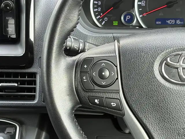 トヨタ ヴォクシー ZS 岩手県 2014(平26)年 4.1万km ブラッキッシュアゲハガラスフレーク 禁煙車/フリップダウンモニター/両側パワースライドドア/2列目サンシェード/純正ナビ/→フルセグTV/Bluetooth/CD/DVD/FM/AM/ステアリングスイッチ/オートライト/LEDヘッドライト/フォグライト/横滑り防止装置/〇プッシュスタート/〇電動格納ミラー/〇ウィンカーミラー/〇全席オートパワーウィンドウ/〇フロアマット/〇シガーソケット/〇スマートキー/ビルトインETC