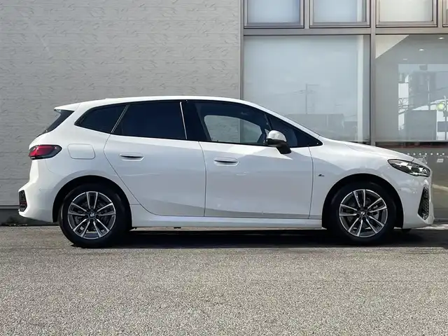 ＢＭＷ ＢＭＷ ２１８ｉ アクティブツアラー Mスポーツ 大阪府 2022(令4)年 0.8万km アルピンホワイトⅢ ワンオーナー/純正HDDナビ/（Bluetooth/AppleCarPlay/AndroidAuto)/アクティブクルーズコントロール/全方位モニター/ブラインドスポットモニター/前後コーナーセンサー/衝突軽減システム/パーキングアシスト/電動リアゲート/ハーフレザーシート（黒）/ヘッドアップディスプレイ/前席パワーシート/運転席メモリーシート/前席シートヒーター/前後ドライブレコーダー/純正LEDヘッドライト/純正17インチAW/ETC/保証書/取扱説明書/スペアキー×１