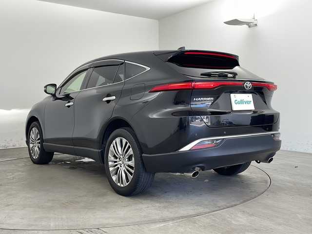 トヨタ ハリアー Z 兵庫県 2020(令2)年 3万km プレシャスブラックパール ・JBLプレミアムサウンド/・Toyota Safety Sense/・プリクラッシュセーフティ/・レーントレーシングアシスト[LTA]/・レーダークルーズコントロール（全車速追従機能付）/・アダプティブハイビームシステム［AHS］/・オートマチックハイビーム[AHB]/・ロードサインアシスト[RSA]/・先行車発進告知機能[TMN]/・パーキングサポートブレーキ（前後方静止物）/・パーキングサポートブレーキ（後方接近車両）＋ブラインドスポットモニター[BSM]/・3灯式LEDヘッドランプ/・LEDフロントフォグランプ/・LEDリヤフォグランプ（右側）/・デジタルインナーミラー（前後方録画機能付）/・12.3型ナビ＆フルセグ＆BT＆USB/・パノラマミックビューモニター/・ETC2.0/・ハンズフリーパワーバックドア（挟み込み防止機能・停止位置メモリー機能付）/・ハーフレザーシート/・スマートキー/・プッシュスタート/・運転席8ウェイパワーシート/・ナノイー/・SRSエアバッグ（運転席・助手席）＋SRSニーエアバッグ（運転席）＋SRSサイドエアバッグ（運転席・助手席）＋SRSカーテンシールドエアバッグ（前後席）