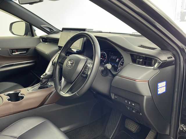 トヨタ ハリアー Z 兵庫県 2020(令2)年 3万km プレシャスブラックパール ・JBLプレミアムサウンド/・Toyota Safety Sense/・プリクラッシュセーフティ/・レーントレーシングアシスト[LTA]/・レーダークルーズコントロール（全車速追従機能付）/・アダプティブハイビームシステム［AHS］/・オートマチックハイビーム[AHB]/・ロードサインアシスト[RSA]/・先行車発進告知機能[TMN]/・パーキングサポートブレーキ（前後方静止物）/・パーキングサポートブレーキ（後方接近車両）＋ブラインドスポットモニター[BSM]/・3灯式LEDヘッドランプ/・LEDフロントフォグランプ/・LEDリヤフォグランプ（右側）/・デジタルインナーミラー（前後方録画機能付）/・12.3型ナビ＆フルセグ＆BT＆USB/・パノラマミックビューモニター/・ETC2.0/・ハンズフリーパワーバックドア（挟み込み防止機能・停止位置メモリー機能付）/・ハーフレザーシート/・スマートキー/・プッシュスタート/・運転席8ウェイパワーシート/・ナノイー/・SRSエアバッグ（運転席・助手席）＋SRSニーエアバッグ（運転席）＋SRSサイドエアバッグ（運転席・助手席）＋SRSカーテンシールドエアバッグ（前後席）