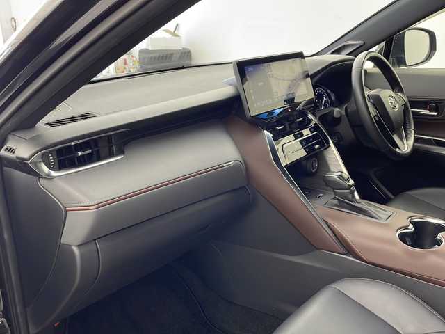 トヨタ ハリアー Z 兵庫県 2020(令2)年 3万km プレシャスブラックパール ・JBLプレミアムサウンド/・Toyota Safety Sense/・プリクラッシュセーフティ/・レーントレーシングアシスト[LTA]/・レーダークルーズコントロール（全車速追従機能付）/・アダプティブハイビームシステム［AHS］/・オートマチックハイビーム[AHB]/・ロードサインアシスト[RSA]/・先行車発進告知機能[TMN]/・パーキングサポートブレーキ（前後方静止物）/・パーキングサポートブレーキ（後方接近車両）＋ブラインドスポットモニター[BSM]/・3灯式LEDヘッドランプ/・LEDフロントフォグランプ/・LEDリヤフォグランプ（右側）/・デジタルインナーミラー（前後方録画機能付）/・12.3型ナビ＆フルセグ＆BT＆USB/・パノラマミックビューモニター/・ETC2.0/・ハンズフリーパワーバックドア（挟み込み防止機能・停止位置メモリー機能付）/・ハーフレザーシート/・スマートキー/・プッシュスタート/・運転席8ウェイパワーシート/・ナノイー/・SRSエアバッグ（運転席・助手席）＋SRSニーエアバッグ（運転席）＋SRSサイドエアバッグ（運転席・助手席）＋SRSカーテンシールドエアバッグ（前後席）