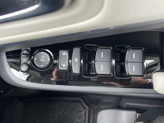 ホンダ ヴェゼル ハイブリッド e:HEV Z 山口県 2024(令6)年 3.2万km クリスタルブラックパール ワンオーナー/Honda CONNECTディスプレイ/・AM/FM/USB/Bluetooth/・スマートフォン連携/・フルセグテレビ/アラウンドビューモニター/ETC2.0/ドライブレコーダー/電動パーキングブレーキ/オートブレーキホールド/前席シートヒーター/ハーフレザーシート/左右独立温度コントロール式フルオートエアコン/ステアリングヒーター/ワイヤレス充電/LEDヘッドランプ/オートライト/フォグランプ/18インチ純正アルミホイール/純正フロアマット/電動リアゲート/スマートキー・スペアキー有/プッシュアップスタート/電動格納式ウインカードアミラー/Honda SENSING/・衝突軽減ブレーキ/・路外逸脱抑制機能/・渋滞追従機能付アダプティブクルーズコントロール/・車線維持支援システム/・オートハイビーム/・パーキングセンサーシステム/盗難防止装置/取扱説明書/保証書/記録簿