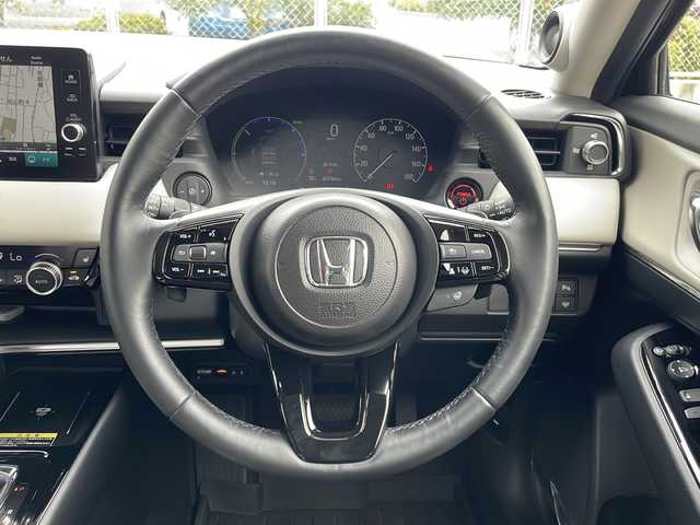 ホンダ ヴェゼル ハイブリッド e:HEV Z 山口県 2024(令6)年 3.2万km クリスタルブラックパール ワンオーナー/Honda CONNECTディスプレイ/・AM/FM/USB/Bluetooth/・スマートフォン連携/・フルセグテレビ/アラウンドビューモニター/ETC2.0/ドライブレコーダー/電動パーキングブレーキ/オートブレーキホールド/前席シートヒーター/ハーフレザーシート/左右独立温度コントロール式フルオートエアコン/ステアリングヒーター/ワイヤレス充電/LEDヘッドランプ/オートライト/フォグランプ/18インチ純正アルミホイール/純正フロアマット/電動リアゲート/スマートキー・スペアキー有/プッシュアップスタート/電動格納式ウインカードアミラー/Honda SENSING/・衝突軽減ブレーキ/・路外逸脱抑制機能/・渋滞追従機能付アダプティブクルーズコントロール/・車線維持支援システム/・オートハイビーム/・パーキングセンサーシステム/盗難防止装置/取扱説明書/保証書/記録簿