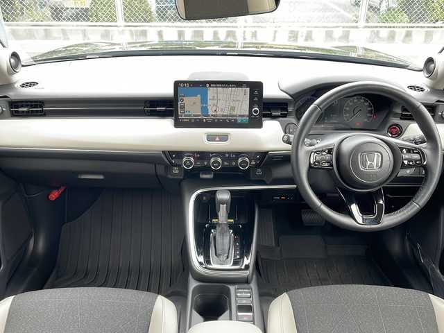 ホンダ ヴェゼル ハイブリッド e:HEV Z 山口県 2024(令6)年 3.2万km クリスタルブラックパール ワンオーナー/Honda CONNECTディスプレイ/・AM/FM/USB/Bluetooth/・スマートフォン連携/・フルセグテレビ/アラウンドビューモニター/ETC2.0/ドライブレコーダー/電動パーキングブレーキ/オートブレーキホールド/前席シートヒーター/ハーフレザーシート/左右独立温度コントロール式フルオートエアコン/ステアリングヒーター/ワイヤレス充電/LEDヘッドランプ/オートライト/フォグランプ/18インチ純正アルミホイール/純正フロアマット/電動リアゲート/スマートキー・スペアキー有/プッシュアップスタート/電動格納式ウインカードアミラー/Honda SENSING/・衝突軽減ブレーキ/・路外逸脱抑制機能/・渋滞追従機能付アダプティブクルーズコントロール/・車線維持支援システム/・オートハイビーム/・パーキングセンサーシステム/盗難防止装置/取扱説明書/保証書/記録簿