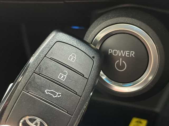 トヨタ ハリアー ハイブリッド Z レザーパッケージ 愛知県 2025(令7)年 0.4万km ブラック モデリスタエアロ/純正12.4型ディズプレイオーディオナビ/プレミアムサウンドJBL/ガラスルーフ/全方位カメラ/レーダークルーズコントロール/シートヒーター/エアシート/バックカメラ/電動リアゲート/パワーシート/ヘッドアップディスプレイ/コーナーセンサー/純正アルミホイール/ETC2.0/ブラインドスポットモニター/LEDヘッドライト/ステアリングヒーター/インテリジェントミラー/ドライブレコーダー/ワイヤレス充電機/衝突軽減システム/フルセグ/Bluetooth/ステアリングスイッチ/スマートキー/プッシュスタート