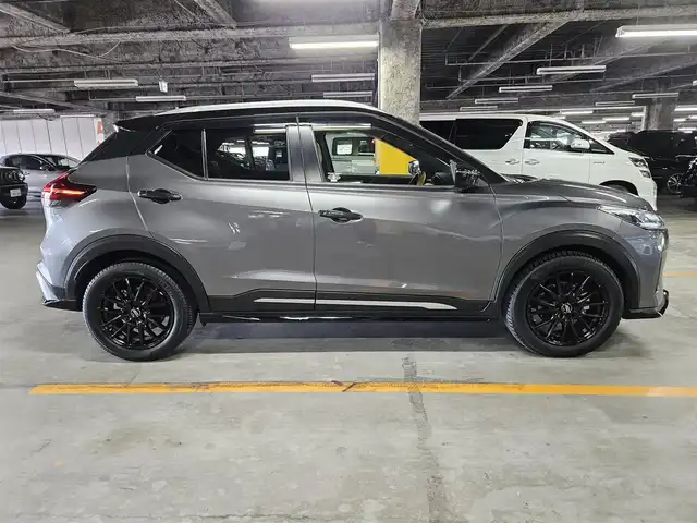 日産 キックス X ツートーンインテリアED 宮崎県 2021(令3)年 7.5万km ダークメタルグレー/ピュアブラック 2トーン 〇ワンオーナー/〇純正ナビ/〇フルセグTV/〇バックカメラ/〇アラウンドビューモニター/〇ビルトインETC/〇日産オリジナルナビ連動ドライブレコーダー/〇セーフティアシスト/〇インテリジェントオートライト/〇LEDヘッドランプ/〇LEDフロントフォグランプ/〇インテリジェントルームミラー/〇革巻きステアリングホイール/〇ステアリングヒーター/〇合皮シート/シートヒーター/〇MID17インチアルミホイール/〇シルバールーフレール/〇インテリジェントキー/LEDプッシュパワースターター/〇充電用USBソケット/〇スペアキー/〇禁煙車