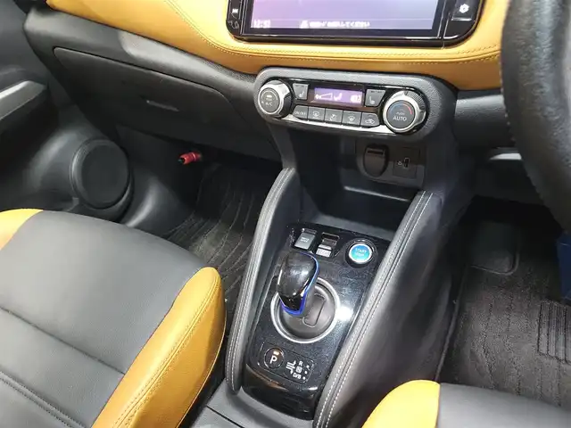 日産 キックス X ツートーンインテリアED 宮崎県 2021(令3)年 7.5万km ダークメタルグレー/ピュアブラック 2トーン 〇ワンオーナー/〇純正ナビ/〇フルセグTV/〇バックカメラ/〇アラウンドビューモニター/〇ビルトインETC/〇日産オリジナルナビ連動ドライブレコーダー/〇セーフティアシスト/〇インテリジェントオートライト/〇LEDヘッドランプ/〇LEDフロントフォグランプ/〇インテリジェントルームミラー/〇革巻きステアリングホイール/〇ステアリングヒーター/〇合皮シート/シートヒーター/〇MID17インチアルミホイール/〇シルバールーフレール/〇インテリジェントキー/LEDプッシュパワースターター/〇充電用USBソケット/〇スペアキー/〇禁煙車