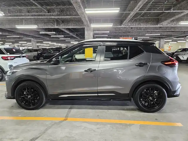 日産 キックス X ツートーンインテリアED 宮崎県 2021(令3)年 7.5万km ダークメタルグレー/ピュアブラック 2トーン 〇ワンオーナー/〇純正ナビ/〇フルセグTV/〇バックカメラ/〇アラウンドビューモニター/〇ビルトインETC/〇日産オリジナルナビ連動ドライブレコーダー/〇セーフティアシスト/〇インテリジェントオートライト/〇LEDヘッドランプ/〇LEDフロントフォグランプ/〇インテリジェントルームミラー/〇革巻きステアリングホイール/〇ステアリングヒーター/〇合皮シート/シートヒーター/〇MID17インチアルミホイール/〇シルバールーフレール/〇インテリジェントキー/LEDプッシュパワースターター/〇充電用USBソケット/〇スペアキー/〇禁煙車