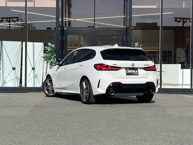 ＢＭＷ Ｍ１３５ｉ xDrive 福岡県 2020(令2)年 3.4万km 白 ・アクティブクルーズコントロール/・純正ナビ/USB/Bluetooth/carplay/・バックカメラ/・シートヒーター/・ドライブレコーダー/・フルセグテレビ/・ETC/・純正18AW/・LEDライト/・BLIS