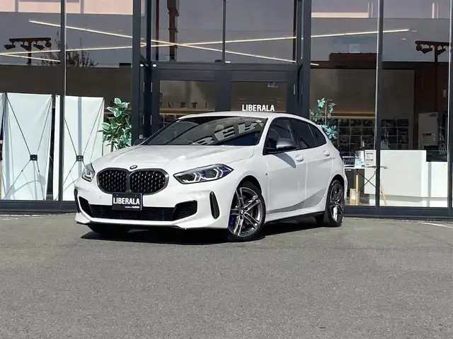 ＢＭＷ Ｍ１３５ｉ xDrive 福岡県 2020(令2)年 3.4万km 白 ・アクティブクルーズコントロール/・純正ナビ/USB/Bluetooth/carplay/・バックカメラ/・シートヒーター/・ドライブレコーダー/・フルセグテレビ/・ETC/・純正18AW/・LEDライト/・BLIS