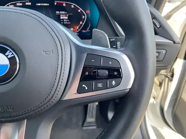 ＢＭＷ Ｍ１３５ｉ xDrive 福岡県 2020(令2)年 3.4万km 白 ・アクティブクルーズコントロール/・純正ナビ/USB/Bluetooth/carplay/・バックカメラ/・シートヒーター/・ドライブレコーダー/・フルセグテレビ/・ETC/・純正18AW/・LEDライト/・BLIS
