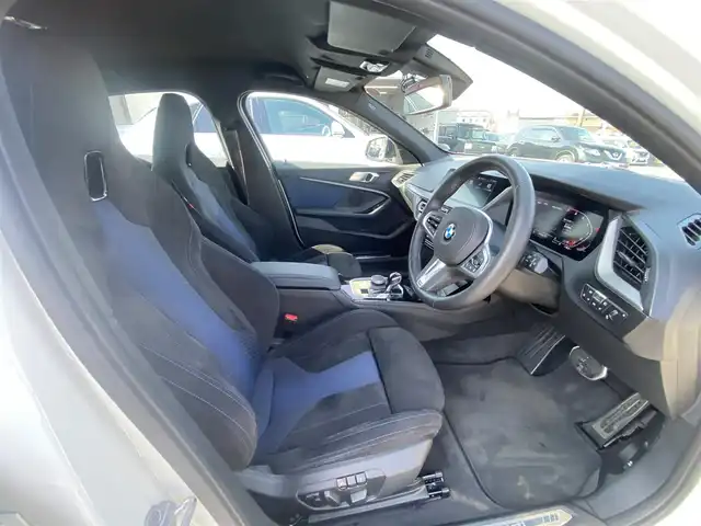 ＢＭＷ Ｍ１３５ｉ xDrive 福岡県 2020(令2)年 3.4万km 白 ・アクティブクルーズコントロール/・純正ナビ/USB/Bluetooth/carplay/・バックカメラ/・シートヒーター/・ドライブレコーダー/・フルセグテレビ/・ETC/・純正18AW/・LEDライト/・BLIS