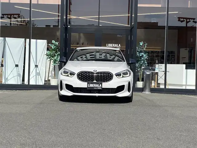 ＢＭＷ Ｍ１３５ｉ xDrive 福岡県 2020(令2)年 3.4万km 白 ・アクティブクルーズコントロール/・純正ナビ/USB/Bluetooth/carplay/・バックカメラ/・シートヒーター/・ドライブレコーダー/・フルセグテレビ/・ETC/・純正18AW/・LEDライト/・BLIS