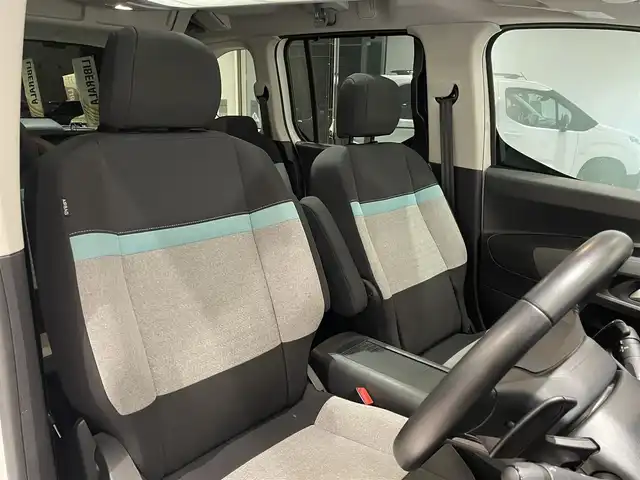 シトロエン ベルランゴ シャイン 愛知県 2020(令2)年 3.3万km 白 パノラミックガラスルーフ　/純正ディスプレイオーディオ　/Ｂｌｕｅｔｏｏｔｈ　/バックカメラ　/ＡｐｐｌｅＣａｒＰｌａｙ　/ＡｎｄｒｏｉｄＡｕｔｏ　/インテリジェントハイビーム　/ＢＳＭ　/ＬＫＡ　/ＥＴＣ/プッシュスタート/クルーズコントロール/アイドリングストップ/ウィンカーミラー