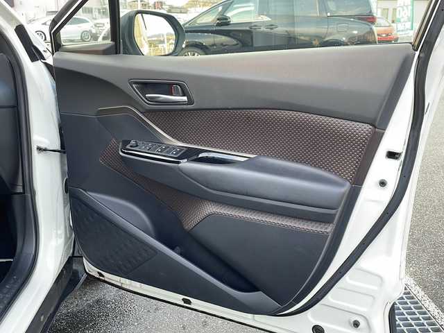 トヨタ Ｃ－ＨＲ G LEDエディション 山口県 2017(平29)年 14.4万km ホワイトパールクリスタルシャイン ワンオーナー車/社外アルパインメモリナビ/Bluetooth/フルセグTV/バックカメラ/スマートキー＆プッシュスタート/トヨタセーフティセンス/オートマチックハイビーム/レーダークルーズコントロール/レーンキープアシスト/ブラインドスポットモニター/LEDヘッドライト/LEDフォグライト/オートライト/コーナーセンサー/ステアリングスイッチ/ハーフレザーシート/前席シートヒーター/純正18インチAW/保証書・取説/スペアキー1個