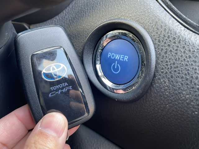 トヨタ Ｃ－ＨＲ G LEDエディション 山口県 2017(平29)年 14.4万km ホワイトパールクリスタルシャイン ワンオーナー車/社外アルパインメモリナビ/Bluetooth/フルセグTV/バックカメラ/スマートキー＆プッシュスタート/トヨタセーフティセンス/オートマチックハイビーム/レーダークルーズコントロール/レーンキープアシスト/ブラインドスポットモニター/LEDヘッドライト/LEDフォグライト/オートライト/コーナーセンサー/ステアリングスイッチ/ハーフレザーシート/前席シートヒーター/純正18インチAW/保証書・取説/スペアキー1個