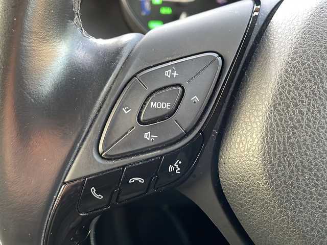 トヨタ Ｃ－ＨＲ G LEDエディション 山口県 2017(平29)年 14.4万km ホワイトパールクリスタルシャイン ワンオーナー車/社外アルパインメモリナビ/Bluetooth/フルセグTV/バックカメラ/スマートキー＆プッシュスタート/トヨタセーフティセンス/オートマチックハイビーム/レーダークルーズコントロール/レーンキープアシスト/ブラインドスポットモニター/LEDヘッドライト/LEDフォグライト/オートライト/コーナーセンサー/ステアリングスイッチ/ハーフレザーシート/前席シートヒーター/純正18インチAW/保証書・取説/スペアキー1個