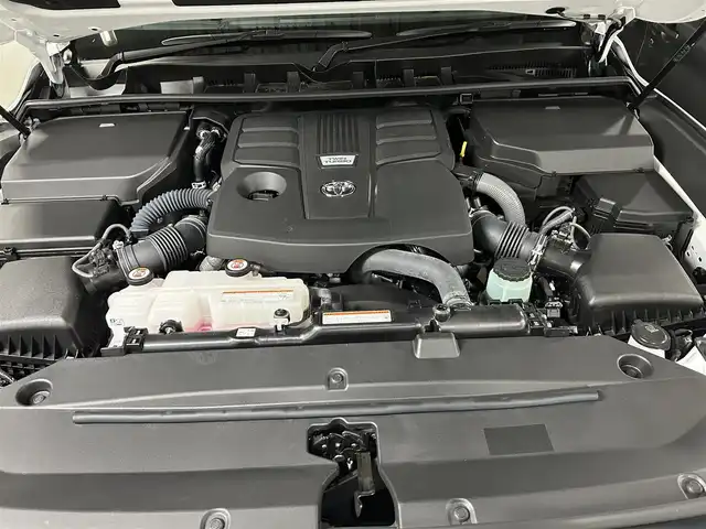 トヨタ ランドクルーザー ZX 佐賀県 2023(令5)年 0.2万km プレシャスホワイトパール 純正12.3インチディスプレイオーディオ（ナビ有）/フルセグTV/CD/DVD/AM/FM/Bluetooth/後席モニター×2/モデリスタエアロ/JBLプレミアムサウンド/ムーンルーフ/クールボックス/指紋認証スタートスイッチ/アラウンドビューモニター/3眼LEDヘッドライト/ETC2.0/ブラインドスポットモニター/レーダークルーズコントロール/レザーシート/パワーシート/シートヒーター/エアシート/ステアリングヒーター/純正20インチアルミホイール/サイドステップ/純正フロアマット/コーナーセンサー/ルーフレール