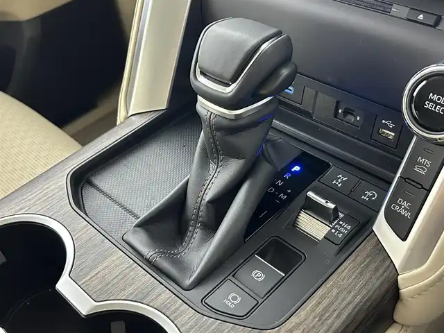 トヨタ ランドクルーザー ZX 佐賀県 2023(令5)年 0.2万km プレシャスホワイトパール 純正12.3インチディスプレイオーディオ（ナビ有）/フルセグTV/CD/DVD/AM/FM/Bluetooth/後席モニター×2/モデリスタエアロ/JBLプレミアムサウンド/ムーンルーフ/クールボックス/指紋認証スタートスイッチ/アラウンドビューモニター/3眼LEDヘッドライト/ETC2.0/ブラインドスポットモニター/レーダークルーズコントロール/レザーシート/パワーシート/シートヒーター/エアシート/ステアリングヒーター/純正20インチアルミホイール/サイドステップ/純正フロアマット/コーナーセンサー/ルーフレール