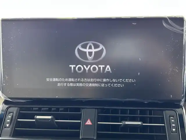 トヨタ ランドクルーザー ZX 佐賀県 2023(令5)年 0.2万km プレシャスホワイトパール 純正12.3インチディスプレイオーディオ（ナビ有）/フルセグTV/CD/DVD/AM/FM/Bluetooth/後席モニター×2/モデリスタエアロ/JBLプレミアムサウンド/ムーンルーフ/クールボックス/指紋認証スタートスイッチ/アラウンドビューモニター/3眼LEDヘッドライト/ETC2.0/ブラインドスポットモニター/レーダークルーズコントロール/レザーシート/パワーシート/シートヒーター/エアシート/ステアリングヒーター/純正20インチアルミホイール/サイドステップ/純正フロアマット/コーナーセンサー/ルーフレール