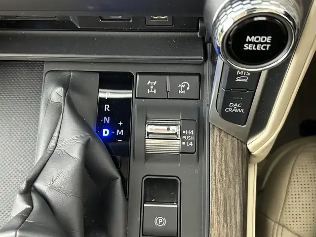 トヨタ ランドクルーザー ZX 佐賀県 2023(令5)年 0.2万km プレシャスホワイトパール 純正12.3インチディスプレイオーディオ（ナビ有）/フルセグTV/CD/DVD/AM/FM/Bluetooth/後席モニター×2/モデリスタエアロ/JBLプレミアムサウンド/ムーンルーフ/クールボックス/指紋認証スタートスイッチ/アラウンドビューモニター/3眼LEDヘッドライト/ETC2.0/ブラインドスポットモニター/レーダークルーズコントロール/レザーシート/パワーシート/シートヒーター/エアシート/ステアリングヒーター/純正20インチアルミホイール/サイドステップ/純正フロアマット/コーナーセンサー/ルーフレール