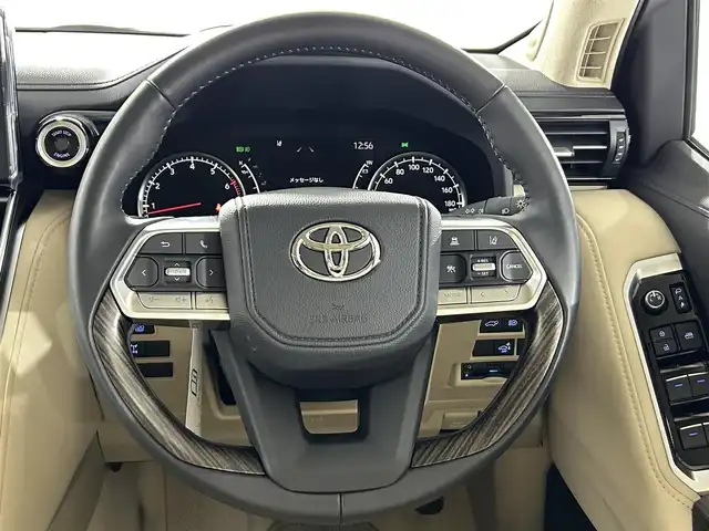 トヨタ ランドクルーザー ZX 佐賀県 2023(令5)年 0.2万km プレシャスホワイトパール 純正12.3インチディスプレイオーディオ（ナビ有）/フルセグTV/CD/DVD/AM/FM/Bluetooth/後席モニター×2/モデリスタエアロ/JBLプレミアムサウンド/ムーンルーフ/クールボックス/指紋認証スタートスイッチ/アラウンドビューモニター/3眼LEDヘッドライト/ETC2.0/ブラインドスポットモニター/レーダークルーズコントロール/レザーシート/パワーシート/シートヒーター/エアシート/ステアリングヒーター/純正20インチアルミホイール/サイドステップ/純正フロアマット/コーナーセンサー/ルーフレール