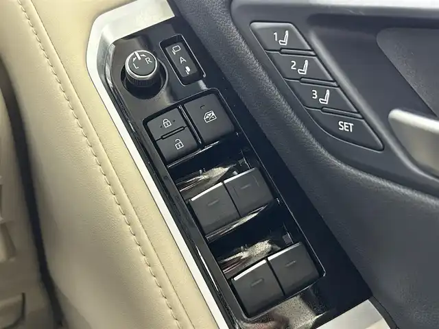 トヨタ ランドクルーザー ZX 佐賀県 2023(令5)年 0.2万km プレシャスホワイトパール 純正12.3インチディスプレイオーディオ（ナビ有）/フルセグTV/CD/DVD/AM/FM/Bluetooth/後席モニター×2/モデリスタエアロ/JBLプレミアムサウンド/ムーンルーフ/クールボックス/指紋認証スタートスイッチ/アラウンドビューモニター/3眼LEDヘッドライト/ETC2.0/ブラインドスポットモニター/レーダークルーズコントロール/レザーシート/パワーシート/シートヒーター/エアシート/ステアリングヒーター/純正20インチアルミホイール/サイドステップ/純正フロアマット/コーナーセンサー/ルーフレール