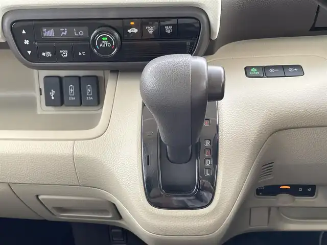 ホンダ Ｎ ＢＯＸ G L ホンダセンシング 大分県 2018(平30)年 2.8万km プラチナホワイトパール 純正メモリナビ/・フルセグTV/CD/DVD/SD/Bluetooth/バックカメラ/ビルトインETC/片側パワースライドドア/ISOFIX対応/後席用サイドサンシェード/ステアリングリモコン/純正LEDヘッドライト/純正フロアマット/純正ドアバイザ―/新車保証書/取扱説明書/スペアキー１本/ホンダセンシング/・アダプティブクルーズコントロール/・衝突被害軽減ブレーキ/・先行車発進お知らせ機能/・路外逸脱抑制機能/・標識認識機能