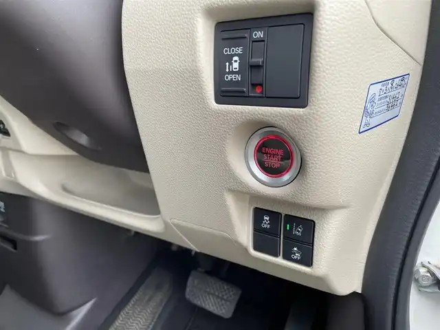 ホンダ Ｎ ＢＯＸ G L ホンダセンシング 大分県 2018(平30)年 2.8万km プラチナホワイトパール 純正メモリナビ/・フルセグTV/CD/DVD/SD/Bluetooth/バックカメラ/ビルトインETC/片側パワースライドドア/ISOFIX対応/後席用サイドサンシェード/ステアリングリモコン/純正LEDヘッドライト/純正フロアマット/純正ドアバイザ―/新車保証書/取扱説明書/スペアキー１本/ホンダセンシング/・アダプティブクルーズコントロール/・衝突被害軽減ブレーキ/・先行車発進お知らせ機能/・路外逸脱抑制機能/・標識認識機能