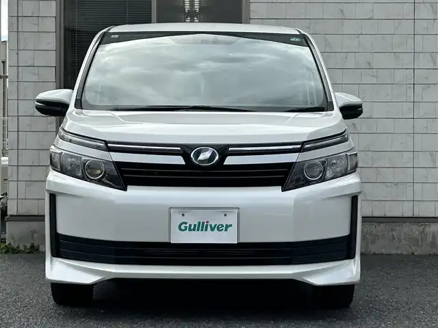 トヨタ ヴォクシー ハイブリッド X 福岡県 2015(平27)年 11.7万km ホワイトパールクリスタルシャイン 後部座席11インチフリップダウンモニター【V11T-R62C】/純正9インチメモリナビ【NSZT-Y64T】/　（AM/FM/CD/DVD/Bluetooth/フルセグTV）/バックカメラ/横滑り防止装置/オートライト/車両接近警報装置/両側パワースライドドア/社外15インチアルミホイール(サーキュラー)/ビルトインETC/コムテック製前後ドライブレコーダー【DC-DR652】/3列シート/社外フロアマット(YMT)/後部座敷サンシェード/電格ウインカーミラー/ドアバイザー/ステアリングスイッチ/電源ソケット×1/ISOFIX/スペアキー×1/保証書/取扱説明書/ナビ取扱説明書