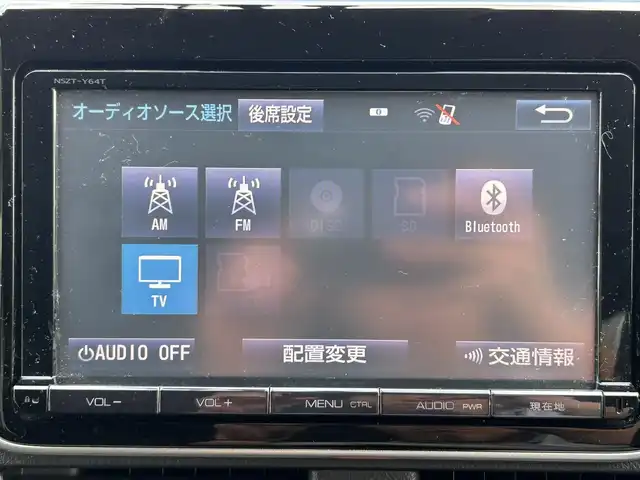 トヨタ ヴォクシー ハイブリッド X 福岡県 2015(平27)年 11.7万km ホワイトパールクリスタルシャイン 後部座席11インチフリップダウンモニター【V11T-R62C】/純正9インチメモリナビ【NSZT-Y64T】/　（AM/FM/CD/DVD/Bluetooth/フルセグTV）/バックカメラ/横滑り防止装置/オートライト/車両接近警報装置/両側パワースライドドア/社外15インチアルミホイール(サーキュラー)/ビルトインETC/コムテック製前後ドライブレコーダー【DC-DR652】/3列シート/社外フロアマット(YMT)/後部座敷サンシェード/電格ウインカーミラー/ドアバイザー/ステアリングスイッチ/電源ソケット×1/ISOFIX/スペアキー×1/保証書/取扱説明書/ナビ取扱説明書