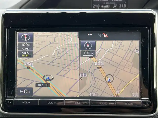 トヨタ ヴォクシー ハイブリッド X 福岡県 2015(平27)年 11.7万km ホワイトパールクリスタルシャイン 後部座席11インチフリップダウンモニター【V11T-R62C】/純正9インチメモリナビ【NSZT-Y64T】/　（AM/FM/CD/DVD/Bluetooth/フルセグTV）/バックカメラ/横滑り防止装置/オートライト/車両接近警報装置/両側パワースライドドア/社外15インチアルミホイール(サーキュラー)/ビルトインETC/コムテック製前後ドライブレコーダー【DC-DR652】/3列シート/社外フロアマット(YMT)/後部座敷サンシェード/電格ウインカーミラー/ドアバイザー/ステアリングスイッチ/電源ソケット×1/ISOFIX/スペアキー×1/保証書/取扱説明書/ナビ取扱説明書
