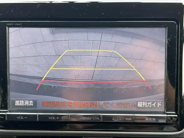 トヨタ ヴォクシー ハイブリッド X 福岡県 2015(平27)年 11.7万km ホワイトパールクリスタルシャイン 後部座席11インチフリップダウンモニター【V11T-R62C】/純正9インチメモリナビ【NSZT-Y64T】/　（AM/FM/CD/DVD/Bluetooth/フルセグTV）/バックカメラ/横滑り防止装置/オートライト/車両接近警報装置/両側パワースライドドア/社外15インチアルミホイール(サーキュラー)/ビルトインETC/コムテック製前後ドライブレコーダー【DC-DR652】/3列シート/社外フロアマット(YMT)/後部座敷サンシェード/電格ウインカーミラー/ドアバイザー/ステアリングスイッチ/電源ソケット×1/ISOFIX/スペアキー×1/保証書/取扱説明書/ナビ取扱説明書