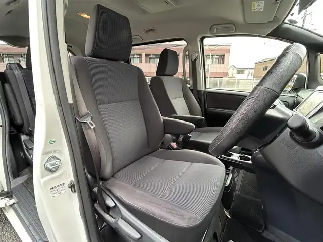 トヨタ ヴォクシー ハイブリッド X 福岡県 2015(平27)年 11.7万km ホワイトパールクリスタルシャイン 後部座席11インチフリップダウンモニター【V11T-R62C】/純正9インチメモリナビ【NSZT-Y64T】/　（AM/FM/CD/DVD/Bluetooth/フルセグTV）/バックカメラ/横滑り防止装置/オートライト/車両接近警報装置/両側パワースライドドア/社外15インチアルミホイール(サーキュラー)/ビルトインETC/コムテック製前後ドライブレコーダー【DC-DR652】/3列シート/社外フロアマット(YMT)/後部座敷サンシェード/電格ウインカーミラー/ドアバイザー/ステアリングスイッチ/電源ソケット×1/ISOFIX/スペアキー×1/保証書/取扱説明書/ナビ取扱説明書
