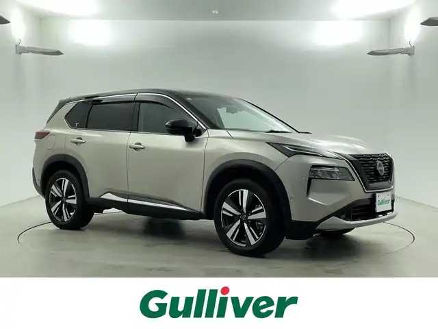 日産 エクストレイル G e－4ORCE 福井県 2023(令5)年 1.3万km 黒／ゴールド 純正12.3型ナビ/（AM/FM/BT/USB/フルセグ）/全方位カメラ/HUD/ビルトイン2.0ETC/デジタルインナーミラー/オートホールド付電子パーキング/パワーバックドア/レザーシート/D/N席パワーシート/D席メモリシート/D/N席シートヒーター/ハンドルヒーター/ブラインドスポットモニター/衝突被害軽減システム/レーダークルーズコントロール/レーンキープアシスト/コーナーセンサー/横滑り防止装置/オートLEDライト/オートマチックハイビーム/純正アルミホイール/純正フロアマット/純正エンジンスターター/社外スタッドレスタイヤ積込/保証書/取扱説明書/ナビ説明書