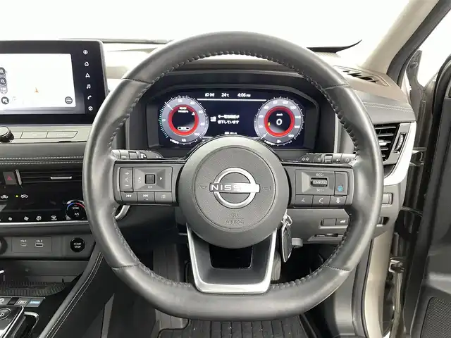 日産 エクストレイル G e－4ORCE 福井県 2023(令5)年 1.3万km 黒／ゴールド 純正12.3型ナビ/（AM/FM/BT/USB/フルセグ）/全方位カメラ/HUD/ビルトイン2.0ETC/デジタルインナーミラー/オートホールド付電子パーキング/パワーバックドア/レザーシート/D/N席パワーシート/D席メモリシート/D/N席シートヒーター/ハンドルヒーター/ブラインドスポットモニター/衝突被害軽減システム/レーダークルーズコントロール/レーンキープアシスト/コーナーセンサー/横滑り防止装置/オートLEDライト/オートマチックハイビーム/純正アルミホイール/純正フロアマット/純正エンジンスターター/社外スタッドレスタイヤ積込/保証書/取扱説明書/ナビ説明書
