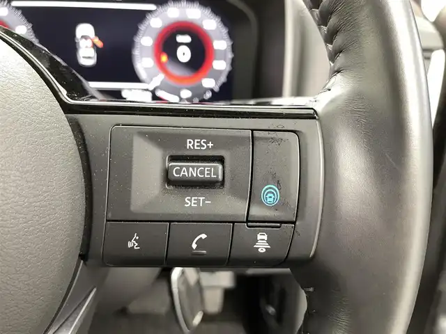 日産 エクストレイル G e－4ORCE 福井県 2023(令5)年 1.3万km 黒／ゴールド 純正12.3型ナビ/（AM/FM/BT/USB/フルセグ）/全方位カメラ/HUD/ビルトイン2.0ETC/デジタルインナーミラー/オートホールド付電子パーキング/パワーバックドア/レザーシート/D/N席パワーシート/D席メモリシート/D/N席シートヒーター/ハンドルヒーター/ブラインドスポットモニター/衝突被害軽減システム/レーダークルーズコントロール/レーンキープアシスト/コーナーセンサー/横滑り防止装置/オートLEDライト/オートマチックハイビーム/純正アルミホイール/純正フロアマット/純正エンジンスターター/社外スタッドレスタイヤ積込/保証書/取扱説明書/ナビ説明書
