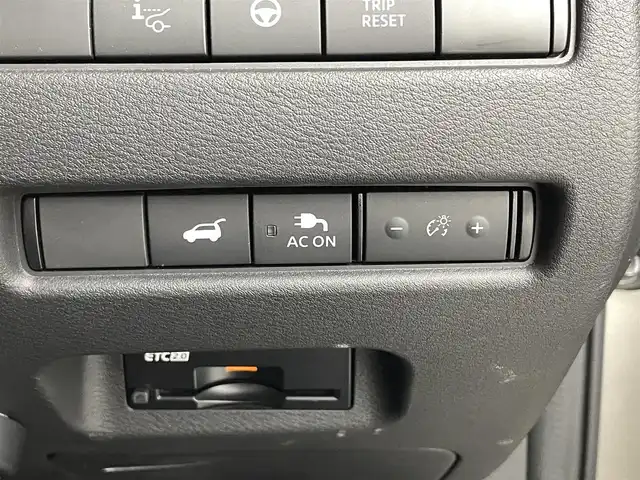 日産 エクストレイル G e－4ORCE 福井県 2023(令5)年 1.3万km 黒／ゴールド 純正12.3型ナビ/（AM/FM/BT/USB/フルセグ）/全方位カメラ/HUD/ビルトイン2.0ETC/デジタルインナーミラー/オートホールド付電子パーキング/パワーバックドア/レザーシート/D/N席パワーシート/D席メモリシート/D/N席シートヒーター/ハンドルヒーター/ブラインドスポットモニター/衝突被害軽減システム/レーダークルーズコントロール/レーンキープアシスト/コーナーセンサー/横滑り防止装置/オートLEDライト/オートマチックハイビーム/純正アルミホイール/純正フロアマット/純正エンジンスターター/社外スタッドレスタイヤ積込/保証書/取扱説明書/ナビ説明書