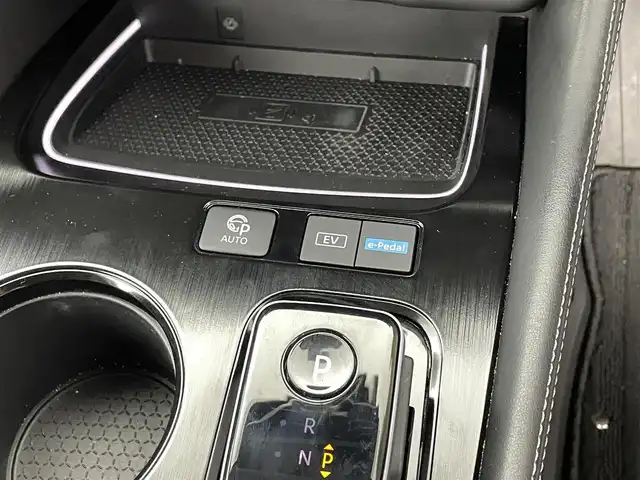 日産 エクストレイル G e－4ORCE 福井県 2023(令5)年 1.3万km 黒／ゴールド 純正12.3型ナビ/（AM/FM/BT/USB/フルセグ）/全方位カメラ/HUD/ビルトイン2.0ETC/デジタルインナーミラー/オートホールド付電子パーキング/パワーバックドア/レザーシート/D/N席パワーシート/D席メモリシート/D/N席シートヒーター/ハンドルヒーター/ブラインドスポットモニター/衝突被害軽減システム/レーダークルーズコントロール/レーンキープアシスト/コーナーセンサー/横滑り防止装置/オートLEDライト/オートマチックハイビーム/純正アルミホイール/純正フロアマット/純正エンジンスターター/社外スタッドレスタイヤ積込/保証書/取扱説明書/ナビ説明書