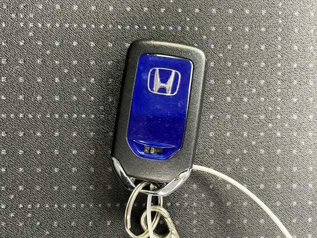 ホンダ フィット ハイブリット Fパッケージ 栃木県 2014(平26)年 1万km ティンテッドシルバーM 純正ナビ/CD/DVD/Bluetooth/AM/FM/フルセグTV/シティーブレーキアクティブシステム/バックカメラ/ETC/純正フロアマット/プッシュスタート/ステアリングスイッチ/電格ミラー/スマートキー