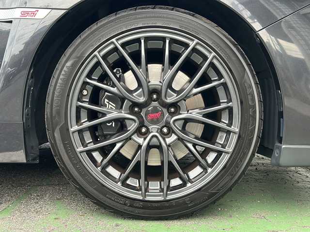 スバル ＷＲＸ ＳＴＩ STI 愛知県 2017(平29)年 7万km ダークグレーメタリック /禁煙車/ワンオーナー/6速MT//STiフロントリップスポイラー//STiリアアンダースポイラー//大型リアウィング/4本出しマフラー//ダイアトーンナビ・フルセグTV//Bluetooth/CD・DVD//バックカメラ/ETC//前方純正ドライブレコーダー//ドライバーズコントロールセンターデフ//LEDオートライト/フォグランプ//プッシュスタート/横滑り防止装置//アルミペダル/電動格納ミラーウインカー//ヘッドライトレベライザー//純正１８インチアルミ//純正フロアマット//ハーフレザーシート//ステアリングスイッチ//新車保証書/取扱説明書//スペアキー
