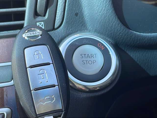 日産 シーマ ハイブリッド VIP G 大阪府 2017(平29)年 8.9万km スーパーブラック エマージェンシーブレーキ　サンルーフ　黒革シート　純正ナビ　CD DVD BT フルセグTV　後席ヘッドレストモニター　ＢＯＳＥサウンド　全席シートヒーター　前席シートクーラー　全席パワーシート　電動リアサンシェード　後席サイドシェード　助手席オットマン　左サイド・バックカメラ　ＥＴＣ　電動コーナーポール　フォグ　レーダークルコン　スマートキー　オートライト