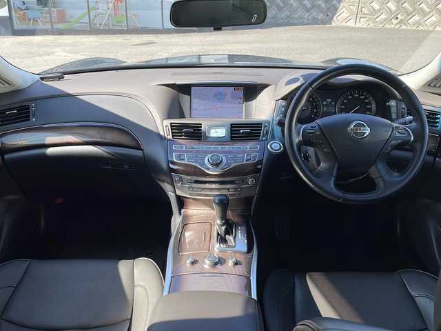 日産 シーマ ハイブリッド VIP G 大阪府 2017(平29)年 8.9万km スーパーブラック エマージェンシーブレーキ　サンルーフ　黒革シート　純正ナビ　CD DVD BT フルセグTV　後席ヘッドレストモニター　ＢＯＳＥサウンド　全席シートヒーター　前席シートクーラー　全席パワーシート　電動リアサンシェード　後席サイドシェード　助手席オットマン　左サイド・バックカメラ　ＥＴＣ　電動コーナーポール　フォグ　レーダークルコン　スマートキー　オートライト